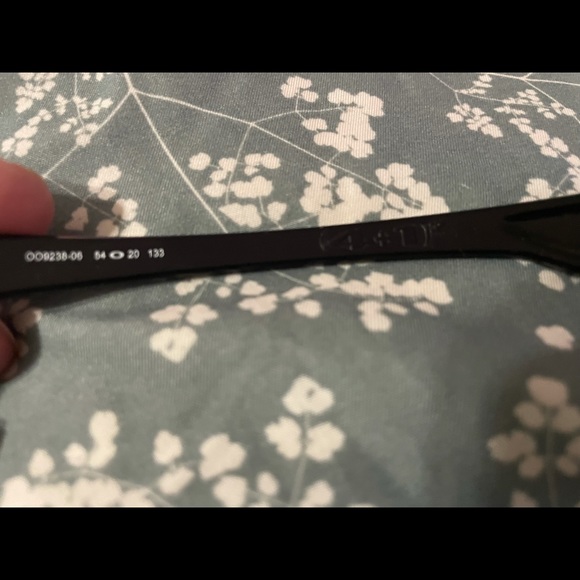 Oakley polarized ladies wrap sunglasses - Picture 3 of 5